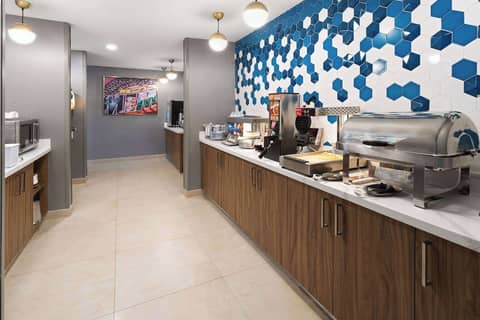 La Quinta Inn & Suites by Wyndham Memphis I-240 — photo 3
