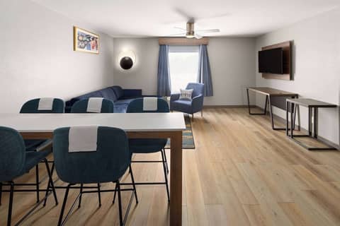 La Quinta Inn & Suites by Wyndham Memphis I-240 — photo 8