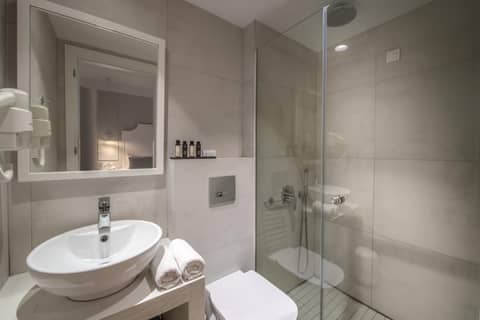 Mari Kristin Beach Hotel — bathroom