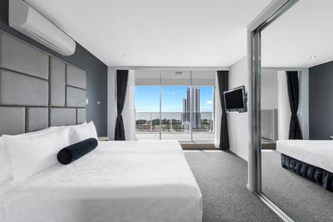 Meriton Suites Broadbeach — hotel room