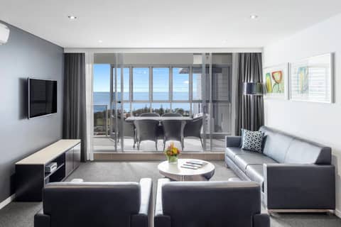 Meriton Suites Broadbeach — hotel room