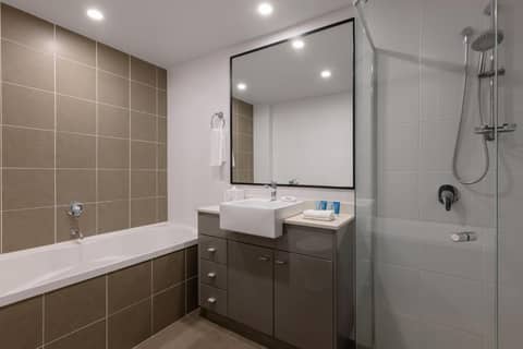 Meriton Suites Broadbeach — bathroom