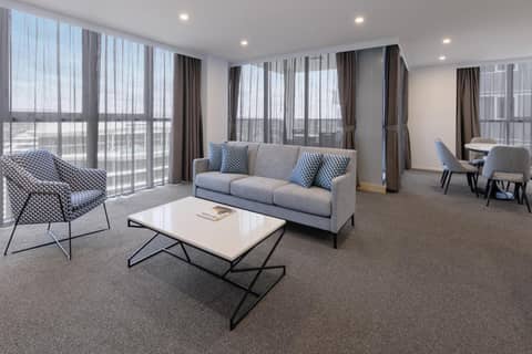 Meriton Suites Broadbeach — hotel room