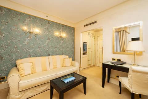 Hotel A La Commedia — hotel room