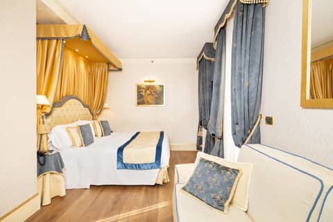Hotel A La Commedia — hotel room
