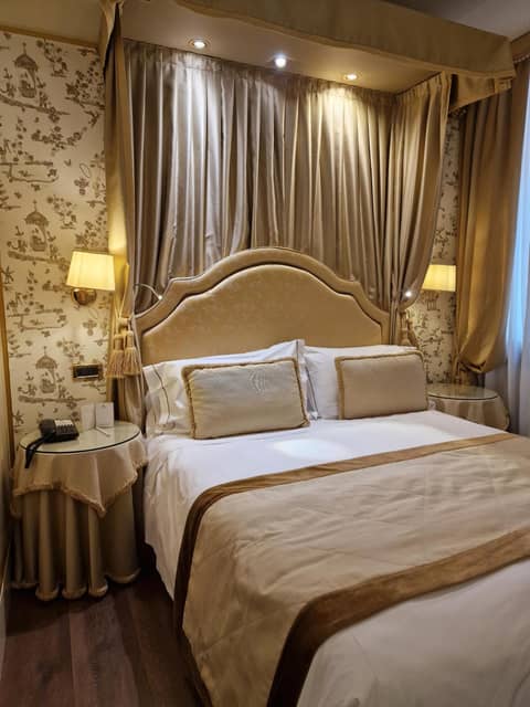 Hotel A La Commedia — hotel room