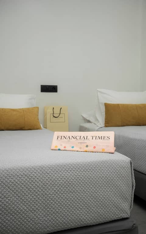 Amphitryon City Hotel — bedroom