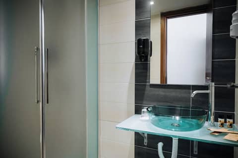 Amphitryon City Hotel — bathroom