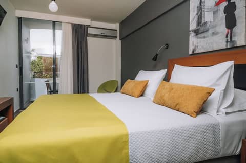 Amphitryon City Hotel — hotel room