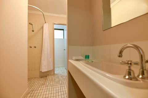 Sanno Marracoonda Perth Airport Hotel — bathroom
