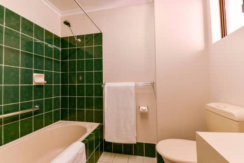 Sanno Marracoonda Perth Airport Hotel — bathroom