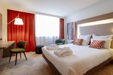 Novotel Lyon Centre-Confluence Bord de Saone — hotel room