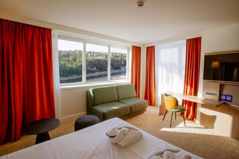 Novotel Lyon Centre-Confluence Bord de Saone — hotel room