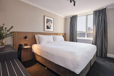 Pensione Hotel Perth — hotel room