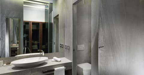 The Glamore Milano Duomo — bathroom