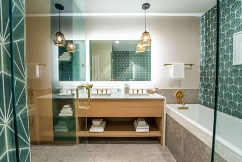 Embassy Suites By Hilton Orlando Sunset Walk — bathroom