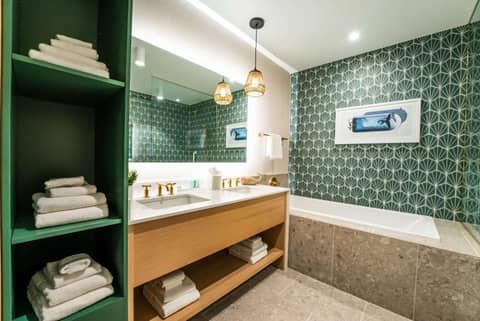 Embassy Suites By Hilton Orlando Sunset Walk — bathroom