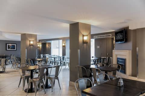 Hotel Faubourg Montreal Centre-Ville Downtown — photo 5