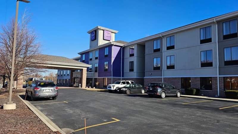 Sleep Inn & Suites Milwaukee Airport — building
