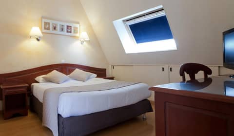 Hotel COSMOTEL MARAIS REPUBLIQUE PARIS — hotel room
