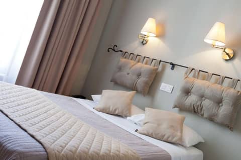 Hotel COSMOTEL MARAIS REPUBLIQUE PARIS — hotel room