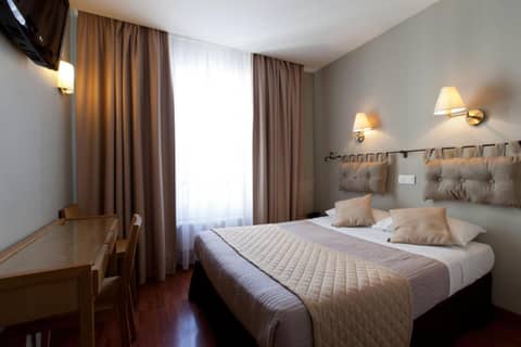 Hotel COSMOTEL MARAIS REPUBLIQUE PARIS — hotel room