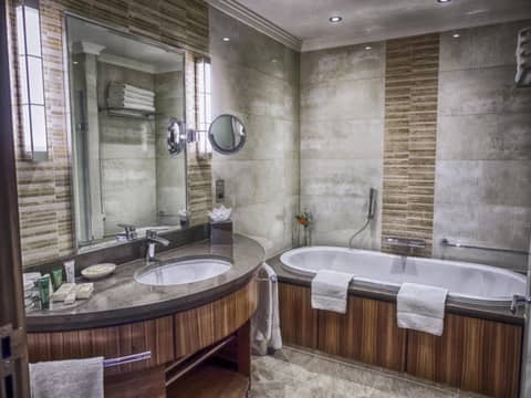 Hilton London Paddington — bathroom