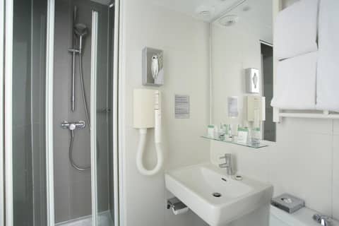 Hotel Eiffel Capitol — bathroom