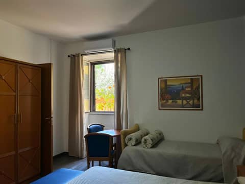 Hotel d'Orleans — hotel room