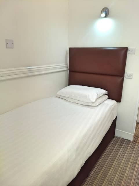 Garden Court Hotel — hotel room