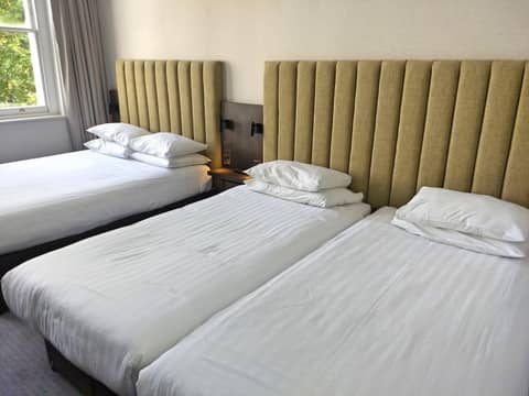Garden Court Hotel — hotel room