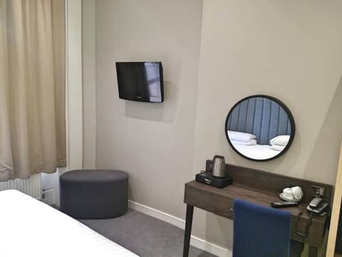 Garden Court Hotel — hotel room