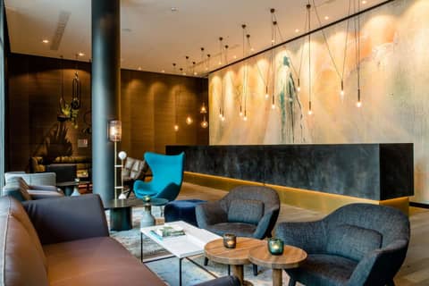 Motel One Köln-Neumarkt — recepcion & lobby