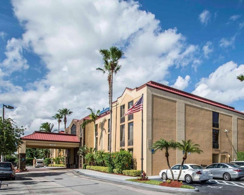 Comfort Inn & Suites Lantana - West Palm Beach South — building