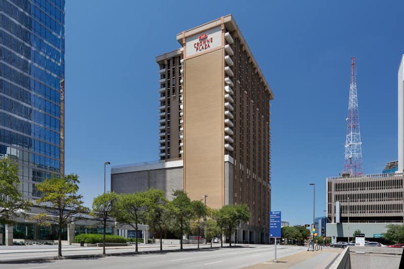 Crowne Plaza Dallas Downtown by IHG — building