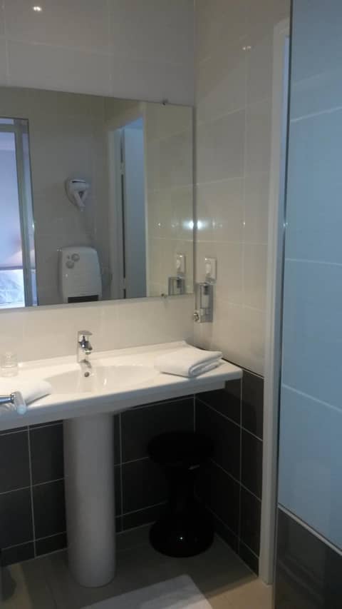 Hôtel Villa Berlioz — bathroom