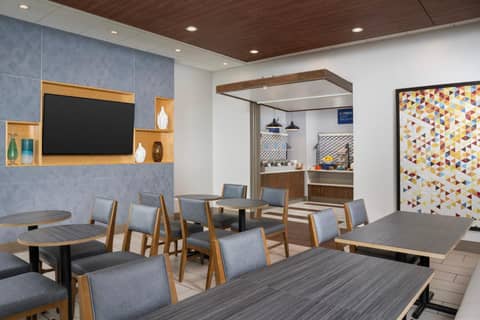 Holiday Inn Express & Suites Pittsburgh North Shore by IHG — photo 2