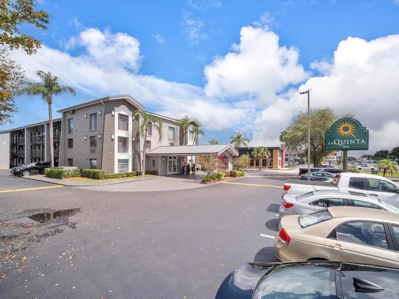 La Quinta Inn by Wyndham Miami Airport North — building