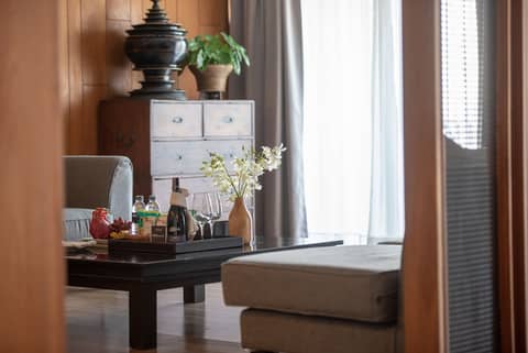 Page 10, Hotel — hotel room