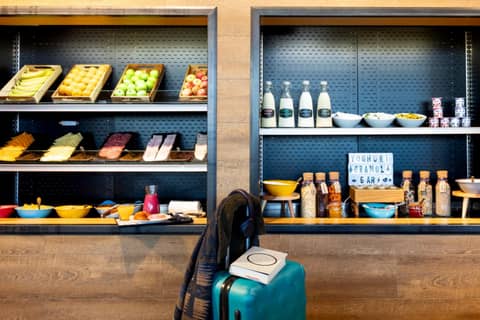 Moxy London Excel — hotel reception