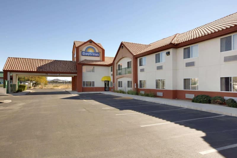 Days Inn by Wyndham Phoenix North — building