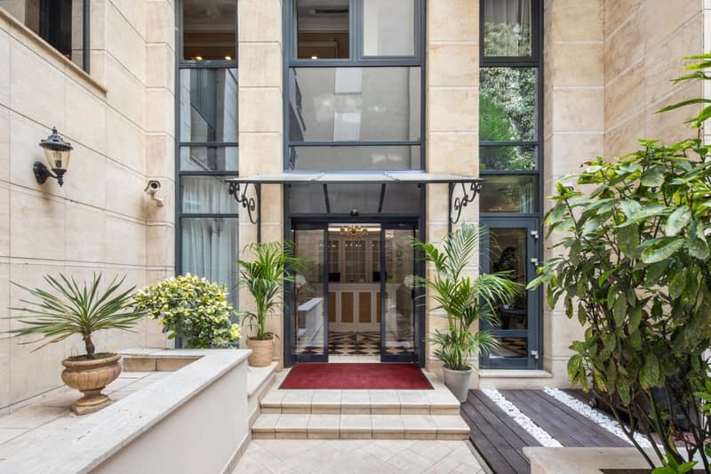 Queen's Court Hotel & Residence — building