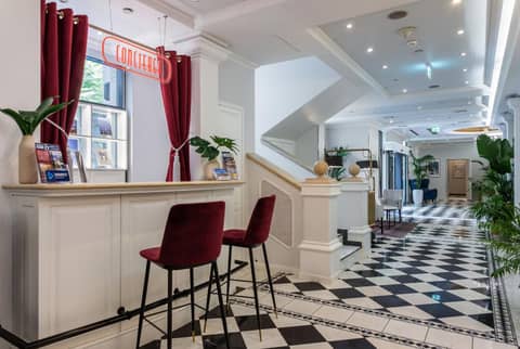 Queen's Court Hotel & Residence — photo 9