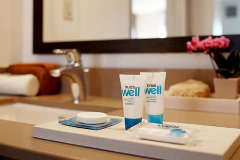Hyatt House Dallas Lincoln Park — bathroom