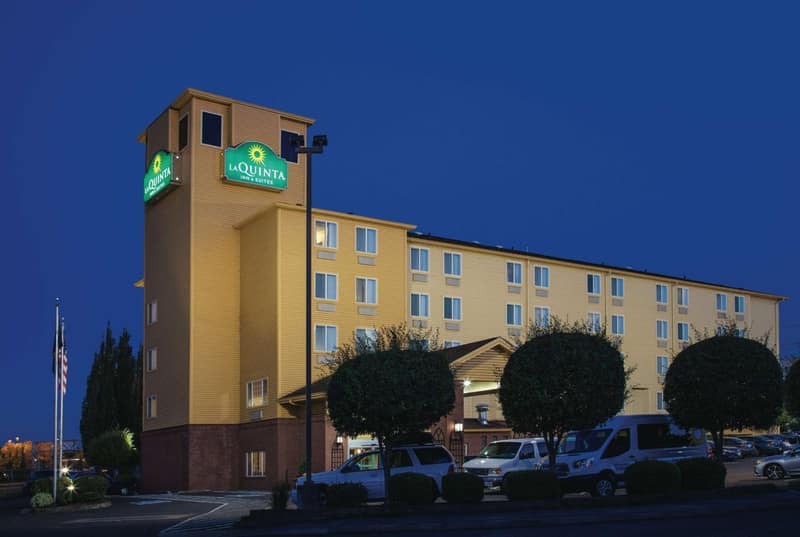 La Quinta by Wyndham Portland Airport — building