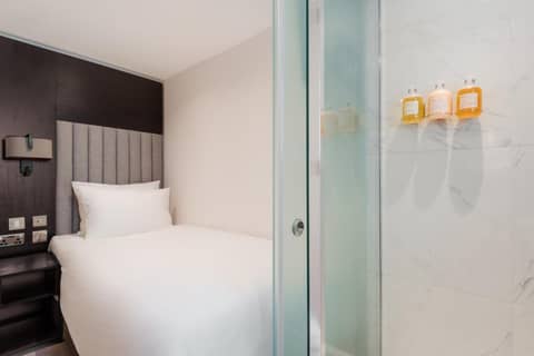 Rove Hotel London Paddington — hotel room