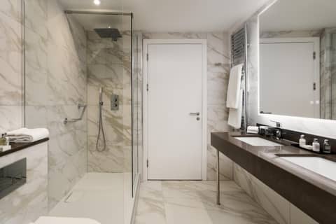 The Lowry Hotel Manchester — bathroom