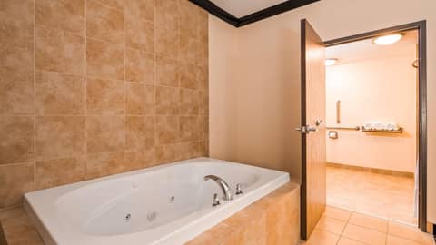 Best Western Plus Airport Inn & Suites — photo 3