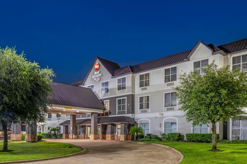 Best Western Plus Hobby Airport Inn & Suites — building