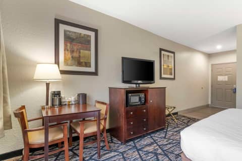 Best Western Plus Hobby Airport Inn & Suites — photo 4